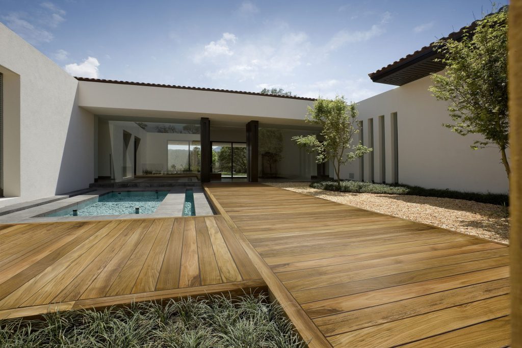 Spazi outdoor da vivere: i materiali giusti per terrazzi, giardini e bordo piscina