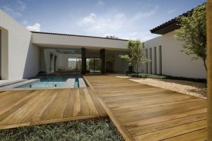 Spazi outdoor da vivere: i materiali giusti per terrazzi, giardini e bordo piscina